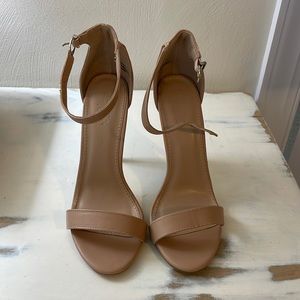 *NWT* Nude Heels, Sz 7